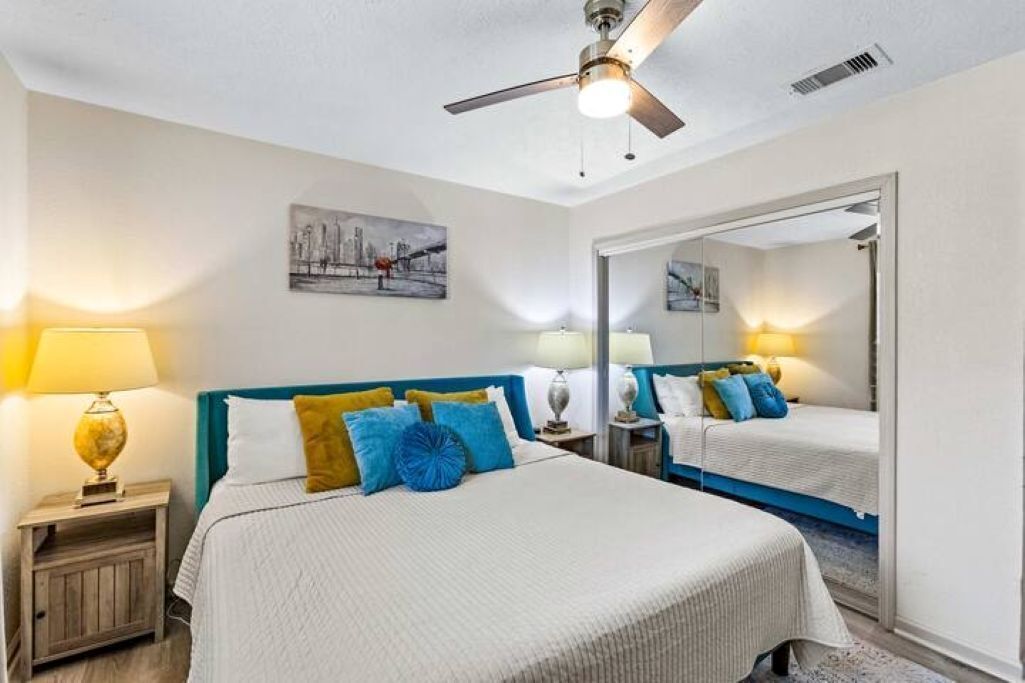 Escritorio y espacio para trabajar con laptop 