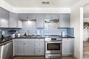 Familienapartment | Eigene Küche | Großer Kühlschrank, Mikrowelle, Ofen, Herdplatte