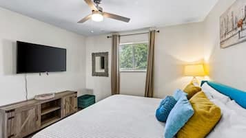 Familienapartment | Schreibtisch, laptopgeeigneter Arbeitsplatz, Bügeleisen/Bügelbrett