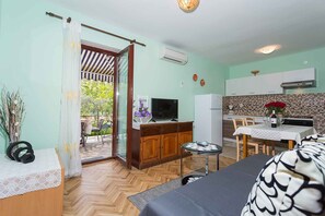 Dining - Holiday apartment with air conditioning and terrace (Funtana)