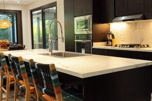 Microwave, oven, stovetop, dishwasher - 5-Bedroom Villa in Tamarindo with Pool,Sonos & BBQ (Tamarindo)