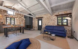 TV, fireplace - Villa with air conditioning and pool (Vržnaveri)