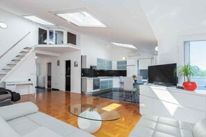 TV - Holiday flat with air conditioning and sea view (Funtana)