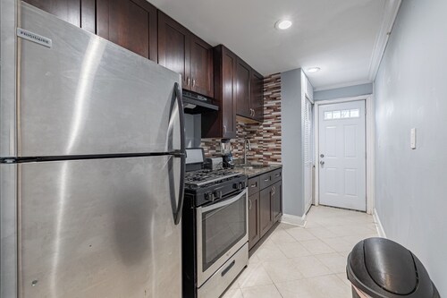 Beautiful APT with 3-Beds Near Downtown