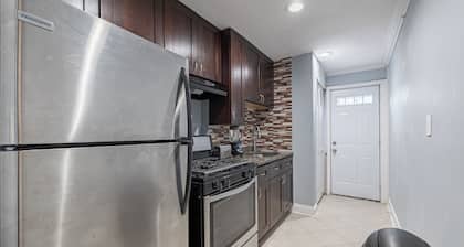 Beautiful APT with 3-Beds Near Downtown