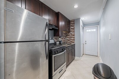 Beautiful APT with 3-Beds Near Downtown