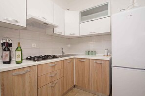 Fridge, stovetop - Holiday home with terrace and pool (Vela Luka)