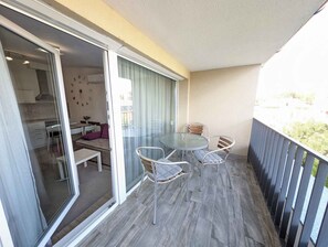 Outdoor dining - Holiday apartment with modern furnishings and air conditioning, close to the centre and the beach (Siófok)