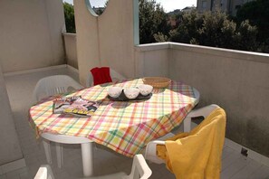 Outdoor dining - Holiday apartment mit Pool und Balkon (Lignano Sabbiadoro)