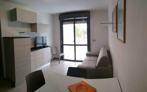 TV - Holiday apartment mit Pool und Balkon (Lignano Sabbiadoro)