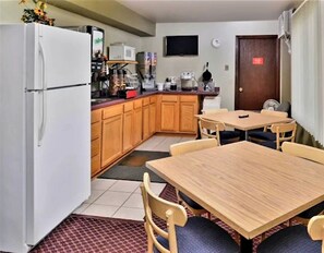 Dining - EconoLux Inn (Staples)