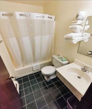 Combined shower/tub, hair dryer, towels, soap - EconoLux Inn (Staples)