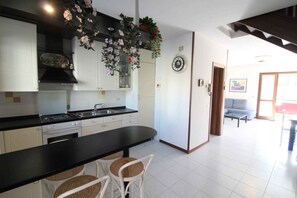 Fridge, stovetop - Holiday apartment mit Balkon (Lignano Sabbiadoro)