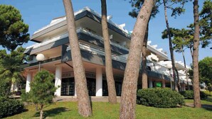 Un hotel a più piani dal design architettonico moderno, con tetto piano e ampie finestre.