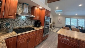 Private kitchen - Large 5BR+, Jacuzzi, Sauna, 2 Person Rain Shower (East Stroudsburg)