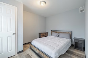WiFi, bed sheets - NICE Apartment Easy Parking 3-Beds (Washington)
