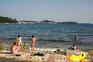 Beach - Holiday flat with terrace (Rovinj)