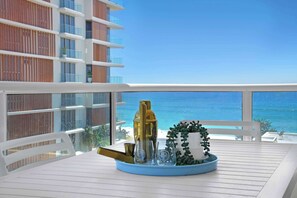 Outdoor dining - Palm Beachview Luxe Steps to beach & Talle creek (Palm Beach)