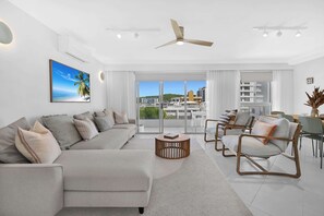 TV, offices - Palm Beachview Luxe Steps to beach & Talle creek (Palm Beach)