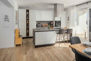 Fridge, microwave, oven, stovetop - Villa with pool and air conditioning (Nova Vas/Poreč)