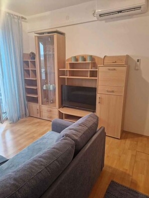 TV - Holiday apartment with balcony and air conditioning (Turanj)