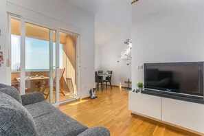 TV - Holiday apartment with balcony (Karigador)
