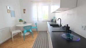 Fridge, stovetop, coffee/tea maker - Holiday apartment Flat with terrace and air conditioning (Novigrad)