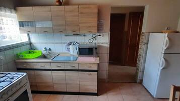 Coffee/tea maker, fridge, microwave, oven