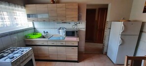 Fridge, microwave, oven, stovetop - Holiday apartment with Wi-Fi and air conditioning (Keszthely)