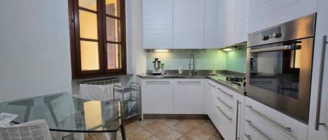 Réfrigérateur, un four, surface de cuisson