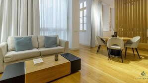 Una sala moderna con sofá, mesa de centro y comedor.