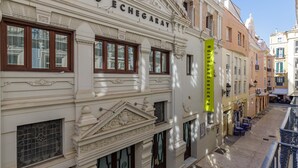 Rakennuksessa on kyltti, jossa lukee »TEATRO ECHEGARAY», ja siinä on koristeellisia arkkitehtonisia yksityiskohtia. Sen edessä on kapea katu, jonka molemmin puolin on rakennuksia.
