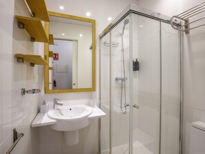 Shower, hair dryer, towels - Prime Center Two Bedrooms 1B Living4malaga (Málaga)