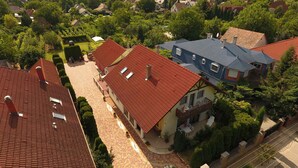 A residential area with houses featuring red-tiled roofs, surrounded by greenery and a clear sky. - Holiday apartment with large terrace, air conditioning and WiFi (Balatonboglár)