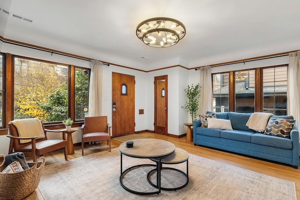 Smart TV, libros y monitor de computadora