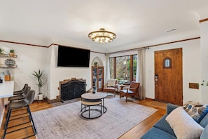 Smart TV, libros y monitor de computadora