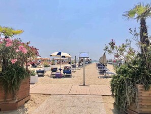 Beach nearby - Holiday apartment with private garden in a quiet location (Bibione)