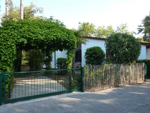 Property grounds - Holiday apartment with private garden in a quiet location (Bibione)