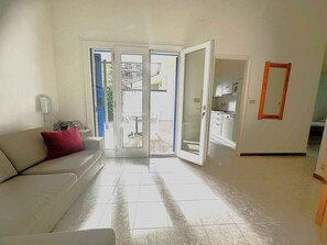 TV - Holiday apartment with private garden in a quiet location (Bibione)