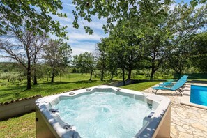 Outdoor spa tub - Holiday house in the green heart of Istria with pool (Poreč)