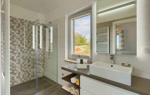 Bathroom - Villa with pool and breathtaking views of the Mirna Valley (Vižinada)