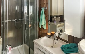 Shower - Awesome home in Nybergsund with WiFi (Nybergsund)