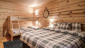 A cabin-style room with wooden walls, a bunk bed, a desk, and a lamp. - 2 bedroom gorgeous apartment in Bjorli (Bjorli)