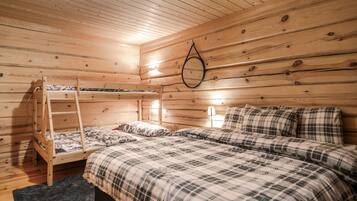 2 bedrooms, travel crib, free WiFi