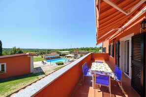 Outdoor dining - Holiday apartment with air conditioning (Umag)