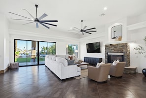 TV connectée, cheminée, table de tennis de table