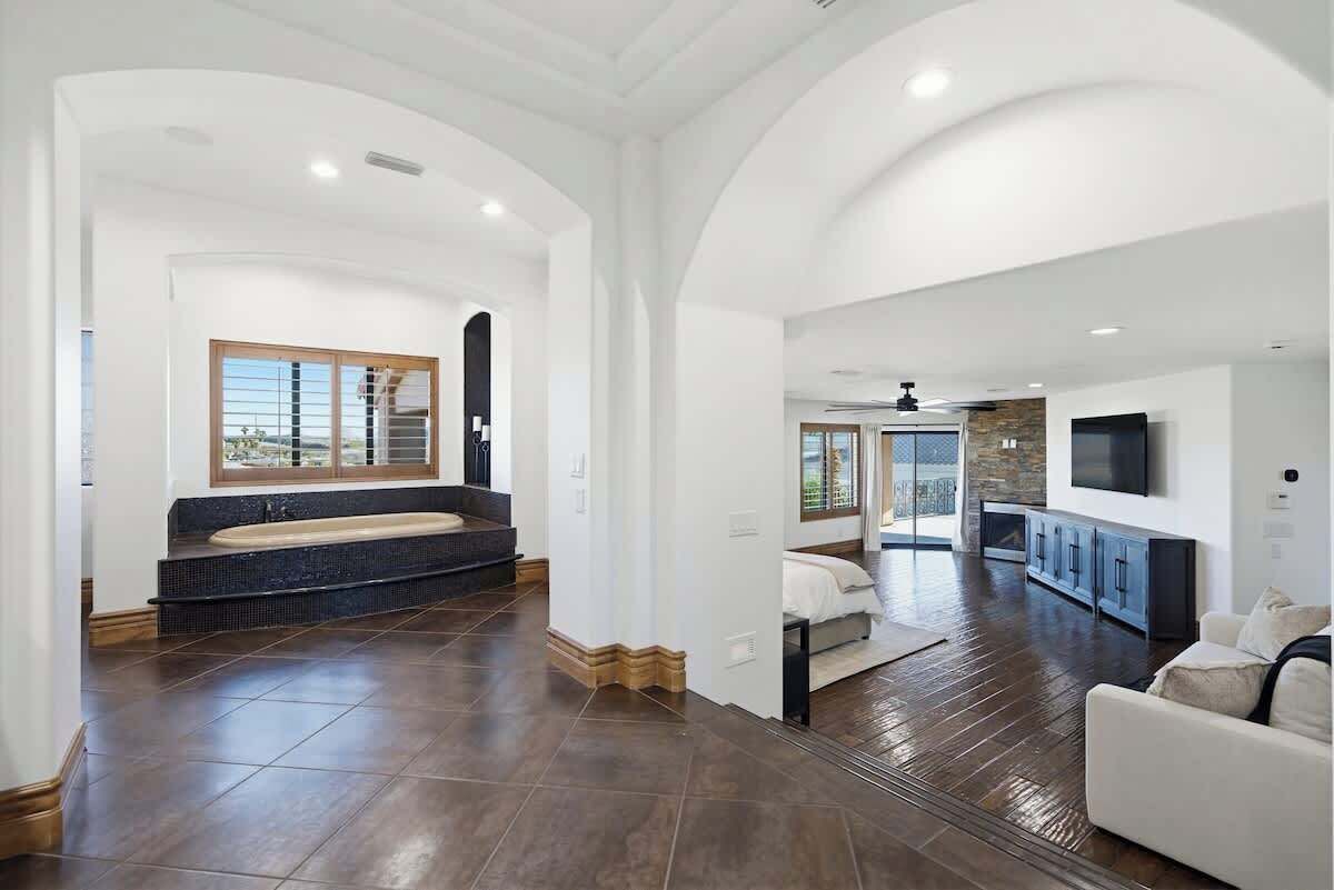 7 habitaciones, escritorio y tabla de planchar con plancha 