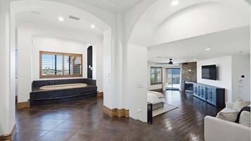 7 habitaciones, escritorio y tabla de planchar con plancha