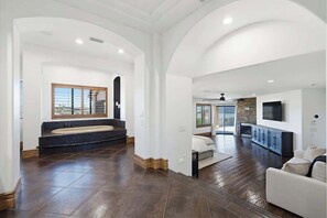 7 habitaciones, escritorio y tabla de planchar con plancha 