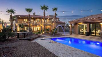 Alberca al aire libre y alberca climatizada